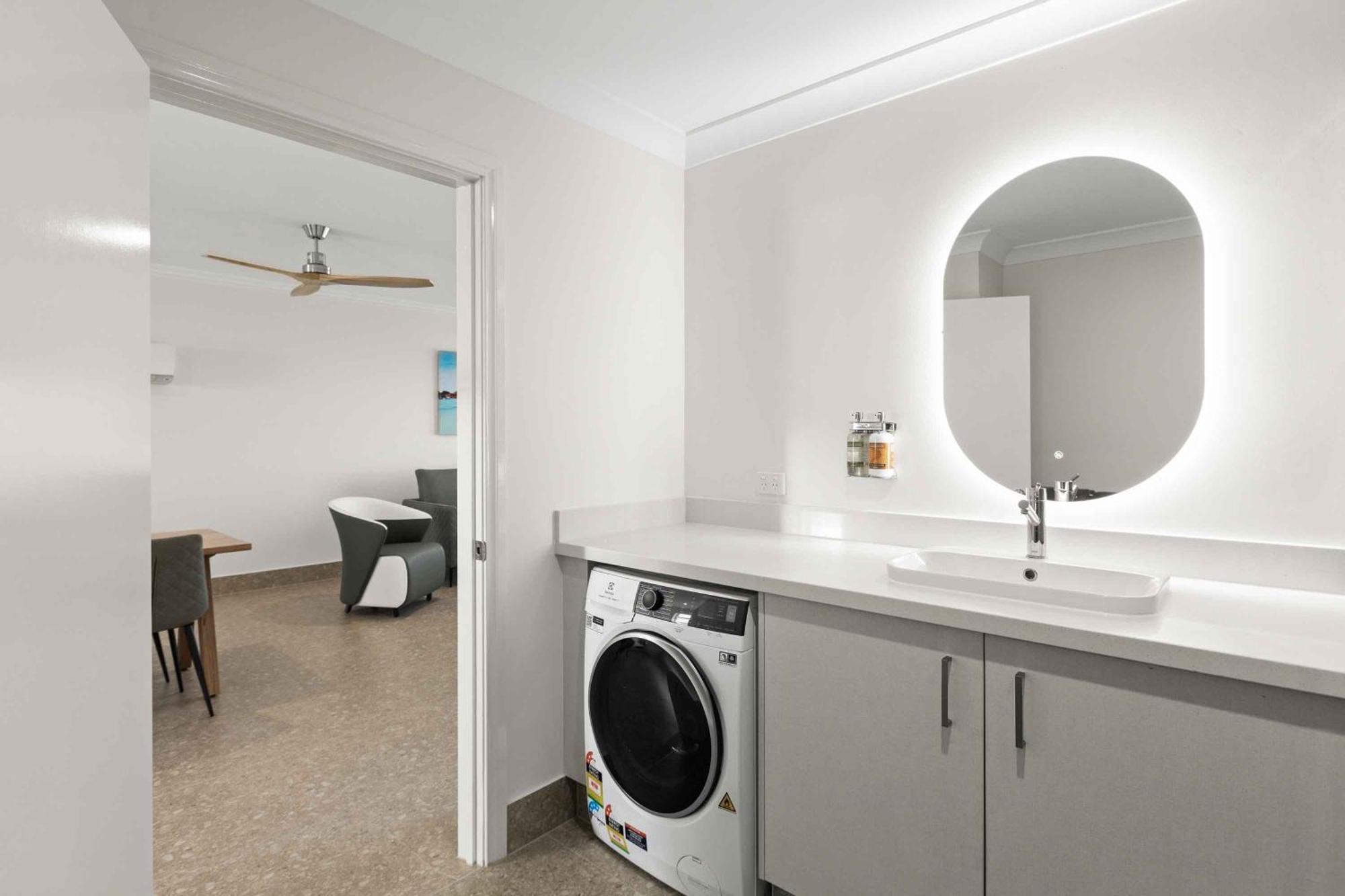 Moonlight Bay Suites Бруум Екстериор снимка