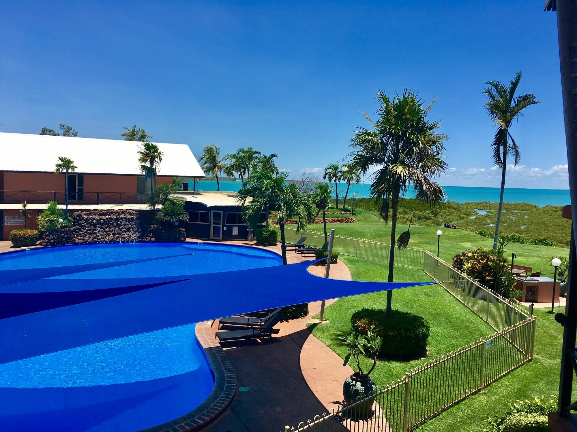 Moonlight Bay Suites Бруум Екстериор снимка